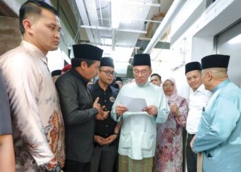 ANWAR Ibrahim ketika melakukan lawatan mengejut di Perumahan Awam Desa Rejang, Setiawangsa semalam yang yang tular disebabkan  insiden lif terhempas. – UTUSAN/FARIZ RUSADIO