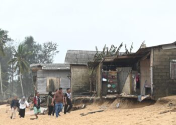 FENOMENA ombak besar menyebabkan penduduk di Kampung Cacar Lama Paka, Dungun Terengganu berpindah ke PPS atas faktor keselamatan. UTUSAN/ NIK IZZATUL HAZWANI NIK ADNAN