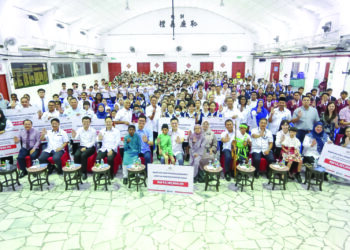 WONG Kah Woh menyampaikan Bantuan Awal Persekolahan kepada pelajar di  SJKC Wan Hwa 1 di Ipoh, Perak. - UTUSAN/MUHAMAD NAZREEN SYAH MUSTHAFA