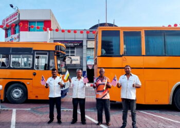 P.  SELVARAJO (dua dari kiri) bersama ahli persatuan pengusaha bas sekolah daerah Hilir Perak. - UTUSAN/AIN SAFRE BIDIN