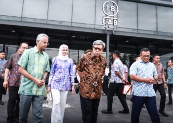 SULTAN Sharafuddin Idris Shah berkenan mendengar taklimat daripada Azmir Merican (kiri) mengenai projek pembangunan yang dijalankan Sime Darby Property dekat Bandar Elmina, di Shah Alam, Selangor, semalam 
– UTUSAN /AFIQ RAZALI