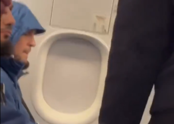Khabib yang diarah keluar dari penerbangan Frontier Airlines. - MEDIA SOSIAL
