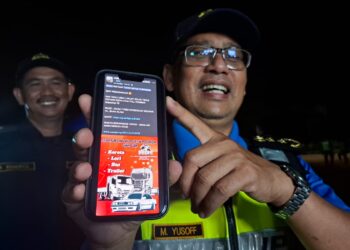MOHAMMAD Yusoff Abustan menunjukkan iklan perkhidmatan menukar tayar yang ditawarkan melalui Facebook dalam  Operasi Khas Ambang Tahun Baharu 2025 di Meru Raya di Ipoh semalam. - UTUSAN