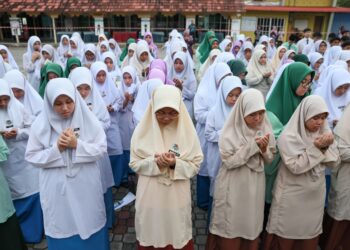 CALON-CALON Sijil Pelajaran Malaysia (SPM) mengaminkan doa sebelum masuk ke dewan peperiksaan pada hari pertama peperiksaan bertulis di Sekolah Menengah Kebangsaan (SMK) Sultan Sulaiman, Kuala Terengganu semalam. – UTUSAN/PUQTRA HAIRRY