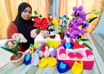 NURUL Aida Mat Hassan menunjukkan produk kait yang dihasilkannya di Kampung Pengkalan Nyireh, Besut,Terengganu. - UTUSAN / WAN ZURATIKAH IFFAH WAN ZULKIFLI