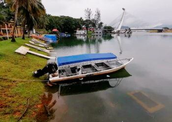 KEADAAN pekarangan Jeti Pengkalan Gawi yang ditenggelami air susulan fenomena limpahan air Tasik Kenyir di Hulu Terengganu. - UTUSAN / NOOR HAYATI MAMAT