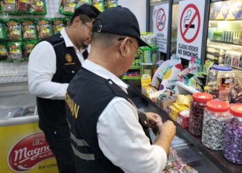 PENGUATKUASA Jabatan Kesihatan Negeri Terengganu (JKNT)  menjalankan Op Gomo Rokok di Kuala Terengganu, semalam.