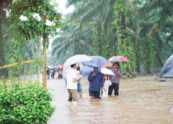 ROMBONGAN pertunangan pIhak lelaki dari Batu Pahat meredah banjir menuju ke rumah keluarga Nursyafika Fadzil di Lorong Haji Zainal, Kampung Jasa Sepakat, Pontian.