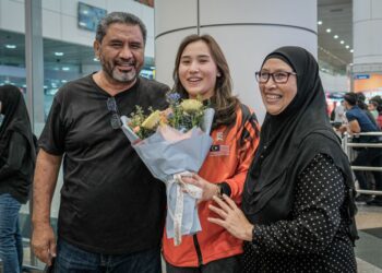 NATASHA Roslan bergambar bersama keluarga selepas tiba di Lapangan Terbang Antarabangsa Kuala Lumpur (KLIA) di sini, semalam.