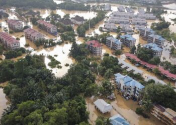 PEMANDANGAN yang dirakam oleh Unit Dron Angkatan Pertahanan Awam (APM) Sarawak menyaksikan kawasan penempatan di sekitar Gem Park, Sekolah Kebangsaan Assyakirin dan kenderaan di Bintulu ditenggelami banjir yang naik mendadak. – UNIT DRON APM SARAWAK