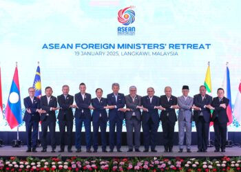 MOHAMAD Hasan (enam dari kiri) bersama rakan sejawat sempena Pemukiman Menteri Luar ASEAN 2025 di Pusat Konvensyen Antarabangsa Langkawi, Kedah, semalam. – UTUSAN/SHAHIR NOORDIN