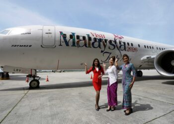 KAKITANGAN penerbangan Malaysia bergambar bersama logo Tahun Melawat Malaysia 2026. - UTUSAN/FAISOL MUSTAFA