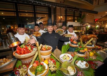 BARISAN chef menunjukkan antara menu masakan yang bakal disajikan bufet Ramadan di Mercure Living Putrajaya. - UTUSAN/FAISOL MUSTAFA