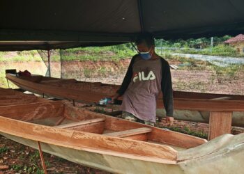 PERAHU tembeling perlu dikekalkan warisannya supaya pengangkutan tradisional ini tidak lenyap ditelan zaman. - UTUSAN/SHAIKH AHMAD RAZIF