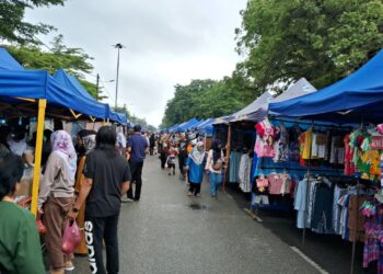 KEADAAN pasar pagi dan pasar tani di Padang Astaka Chukai di Kemaman, Terengganu berjalan seperti biasa semalam. - UTUSAN/NIK NUR IZZATUL HAZWANI NIK ADNAN