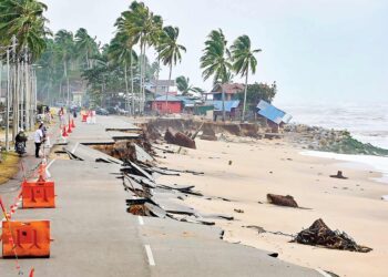 KEADAAN jalan raya rosak teruk berikutan fenomena ombak besar Ketika tinjauan di Jalan Pantai Kampung Tanjong, Batu Rakit, Kuala Nerus, Terengganu. -UTUSAN/PUQTRA HAIRRY