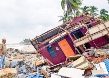 ABDUL Wahab Othman melihat chalet miliknya yang runtuh akibat hakisan dan dipukul ombak besar  di Kampung Tanjung Batu Rakit, Kuala Nerus, Terengganu, semalam. – UTUSAN/KAMALIZA KAMARUDDIN