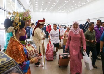PENGEMBARA yang tiba dari Thailand melalui Kompleks ICQS Bukit Kayu Hitam sempena Majlis Sambutan TMK 2025 di Kubang Pasu. - UTUSAN/SHAHIR NOORDIN