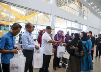 MUHAMMAD Sanusi menyambut pengembara yang tiba dari Thailand sempena Majlis Sambutan Tahun Melawat Kedah 2025 di Kompleks ICQS Bukit Kayu Hitam, Kubang Pasu. - UTUSAN/ SHAHIR NOORDIN