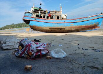 ANTARA barangan yang dipercayai dibawa etnik Rohingya dilihat bertaburan di sekitar bot yang membawa mereka di sekitar Teluk Yu, Langkawi, Kedah.