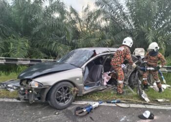 ANGGOTA Bomba mengeluarkan mangsa maut dalam kemalangan di KM 37 Jalan Semporna-Tawau, semalam.