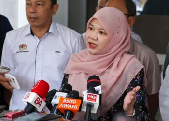 Fadhlina Sidek ketika sidang media selepas Majlis Penyerahan Cek Bantuan Awal Persekolahan (BAP) di Auditorium Tan Sri Abdul Rafie, Jabatan Pendidikan Wilayah Persekutuan, Kuala Lumpur. - UTUSAN/ISKANDAR ISHAK