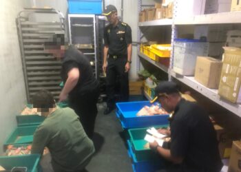 Kilang pembuat roti sandwic di Sunway Damansara diserbu dalam operasi beersepadu KPDN bersama Jakim