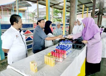 ZULKIFLI Dahlan (dua dari kiri) dan Pengetua STAB, Safar Zainal (kiri) memerhatikan pelajar mendapatkan bekalan sarapan disediakan oleh PIBG sebelum menduduki peperiksaan SPM 2024.