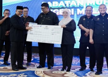 AB. RAUF Yusoh menyerahkan replika cek insentif kepada Mufti Melaka, Datuk Abdul Halim Tawil pada Majlis Amanat Tahun Baharu 2025 di MITC, Ayer Keroh, Melaka.
