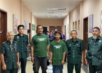 Dua lelaki dikenakan denda RM200,000 dan dihukum penjara selama 12 bulan di Mahkamah Sesyen di sini, hari ini atas kesalahan memiliki tenggiling hidup iaitu haiwan yang dilindungi sepenuhnya.