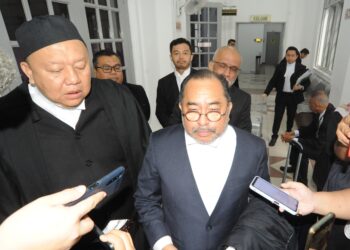 ROSLI Kamaruddin (kanan) ditemui media selepas permohonan Habeas Corpus CEO GISBH dan isterinya ditolak oleh Mahkamah Tinggi Johor Bahru.