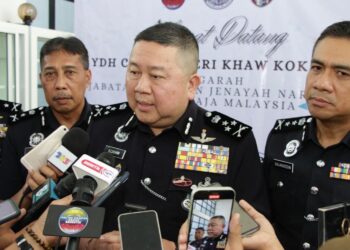 KHAW Kok Chin (tengah) semasa sidang akhbar di Briged Sabah PGA, Kinarut Papar hari ini.