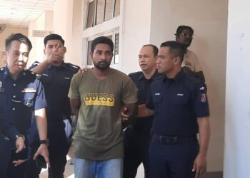 MD SHIMUL BABU ketika dibawa oleh pihak polis keluar dari Mahkamah Majistret, Petaling Jaya di sini hari ini.