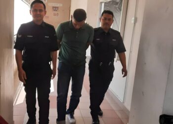 HAMIM HEJI ketika dibawa oleh pihak polis keluar dari Mahkamah Majistret, Petaling Jaya di sini hari ini.