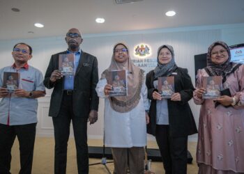 AIMAN Athirah Sabu bergambar menunjukkan buku Kad Laporan Task Force Projek Sakit dan Terbengkalai selepas sidang akhbar di KPKT di Putrajaya. - UTUSA/FAIZ ALIF ZUBIR