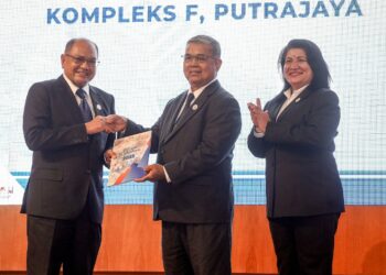 AARON Ago Dagang (tengah) menyerahkan buku Iltizam Perpaduan 2025 pada Majlis Amanat Menteri Perpaduan Negara Tahun 2025 di Putrajaya. - UTUSAN/FAISOL MUSTAFA