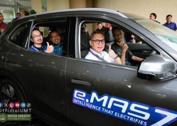 Prof. Ir. Ts. Dr. Mohd Zamri Ibrahim memandu uji kenderaan elektrik
(EV) nasional sempena penganjuran Hari Lestari UMT.