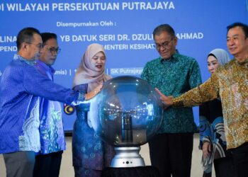 FADHLINA Sidek bersama Dzulkefly Ahmad ketika gimik perasmian pada majlis penyerahan kaca mata kepada murid sekolah rendah tahun 1 kategori B40 dan M40 di Sekolah Kebangsaan Putrajaya Presint 9 (2). - UTUSAN/FAISOL MUSTAFA