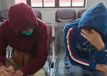 GOH KIEN YOONG (baju biru) dan Lim Xian Yi didakwa memiliki dan menyimpan gambar dan video serta seksual kanak-kanak  di Mahkamah Sesyen dan Mahkamah Majistret Johor Bahru.
