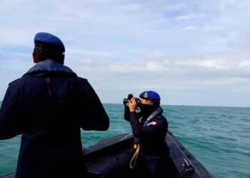 PUSAT gerakan mencari dua nelayan yang dikhuatiri hilang ketika memukat di perairan Pulau Undan diaktifkan di Padang Temu, Melaka.