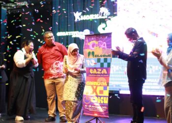 ROSLINDA (tengah) ketika Majlis Perasmian Karnival CASAxOKU 2025 di Universiti Teknologi MARA (UiTM), Kampus Puncak Perdana, semalam.