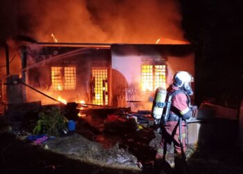 TIGA sekeluarga maut, manakala seorang lagi selamat dalam kebakaran rumah mereka di Kampung Oren, Ulu Tiram, Johor Bahru awal pagi ini