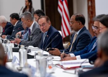 ANWAR ketika pertemuannya dengan beberapa syarikat utama di London, UK baru-baru ini. - FB ANWAR IBRAHIM