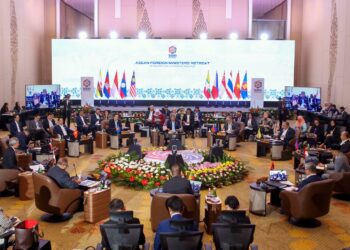 MOHAMAD Hasan menyampaikan ucaptama ketika mempengerusikan mesyuarat bersama Menteri Luar ASEAN 2025 sempena pemukiman di Pusat Konvensyen Antarabangs Langkawi (LICC) di Langkawi. 
– UTUSAN/ SHAHIR NOORDIN