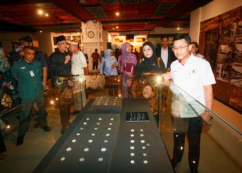 BORHAN Aman Shah diiringi Ketua Pegawai Eksekutif  Perbadanan Adat Melayu dan Warisan Negeri Selangor, Rozzana Rahmat melawat pameran pada Pembukaan Semula Muzium Sultan Alam Shah di Shah Alam, Selangor semalam.-UTUSAN/SADDAM YUSOFF