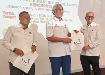 KHALID Samad (tengah) menyerahkan kit pertanian bandar kepada warga KADA selepas Majlis Amanah Tahun Baharu KADA 2025 di Kota Bharu, Kelantan hari ini-UTUSAN/YATIMIN ABDULLAH.
