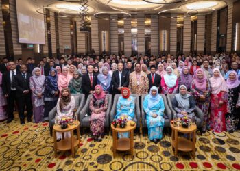 MENTERI  Pembangunan Wanita, Keluarga dan Masyarakat, Datuk Seri Nancy Shukri bercakap dalam sidang akhbar selepas Sesi Bicara Eksekutif ‘Cabaran Menuju ke Puncak Kepimpinan’ di Hotel Pullman di sini, hari ini. Gambar; MUHAMAD IQBAL ROSLI