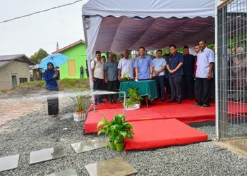 TENGKU Sarafudin Badlishah Sultan Sallehuddin (tengah) melihat bekalan air daripada pili selepas pembinaan telaga tiub di Kampung Pondok Ampang, Jeneri di Sik.