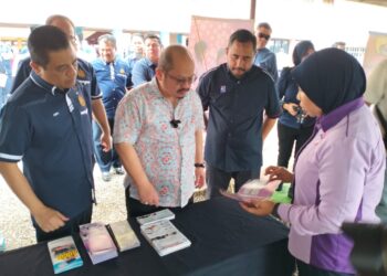 SHAMSUL Iskandar Mohd Akin (tengah) semasa melawat gerai pemeran di SK Bendang Nyior, Tanah Merah, Kelantan-UTUSAN/ROHANA ISMAIL