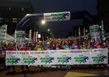 Syed Kamarulzaman Syed Kabeer (tengah) bergambar bersama peserta sebelum memulakan larian MAIWP Run 2025 di Dataran MOF, Putrajaya. - UTUSAN/FAISOL MUSTAFA